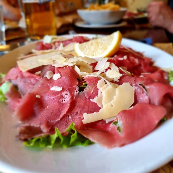 Carpaccio di carne salada con scaglie di formaggio #kapzuiner #bavarese #riva